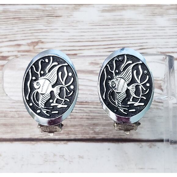 Vintage Jewelry - Vintage Clip On Earrings 1" Silver Tone & Black Oval Fish Design